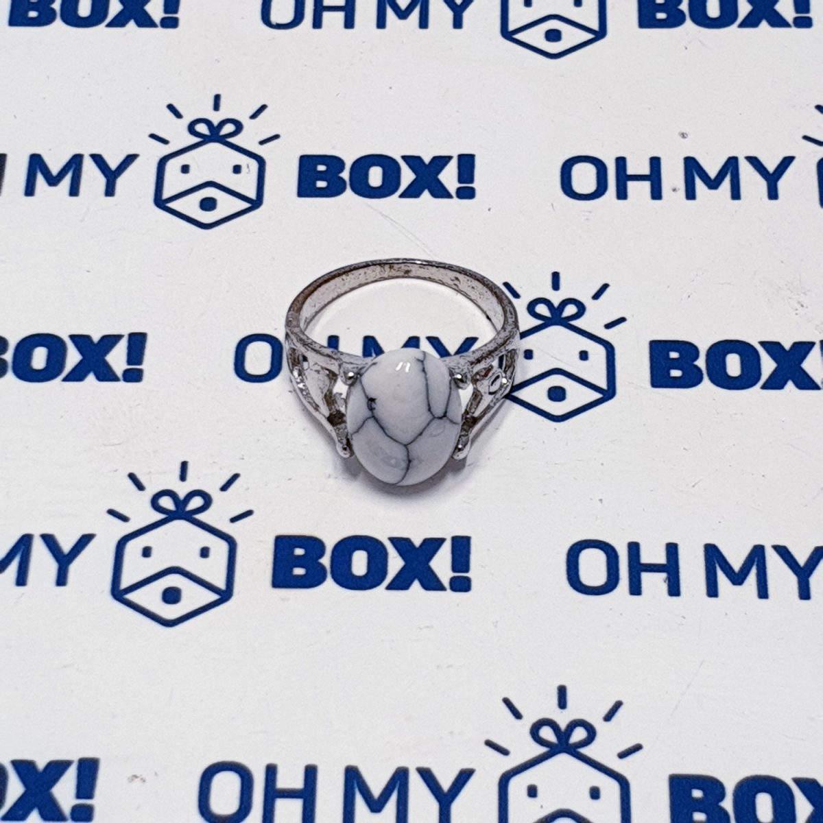 Unisex ring with stone - White