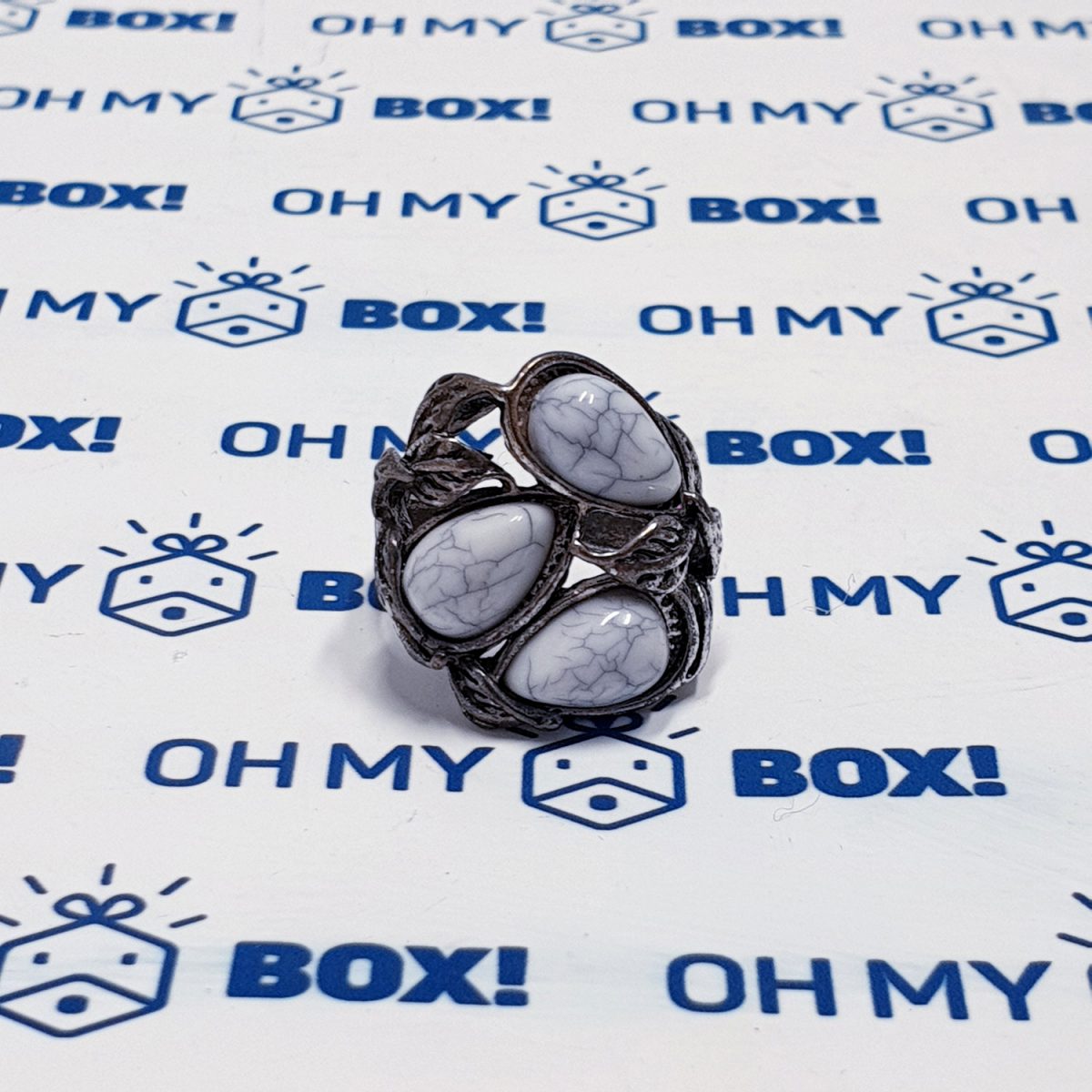 Unisex big ring with stone - White