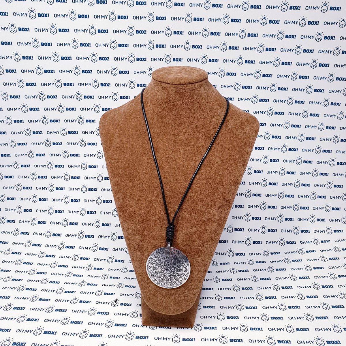 Long Leather necklace with pendant - Circle