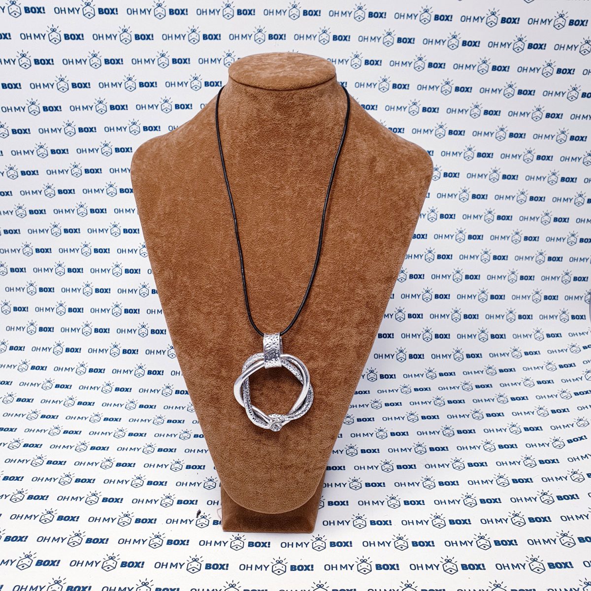 Long Leather necklace with pendant - Twisted Circle