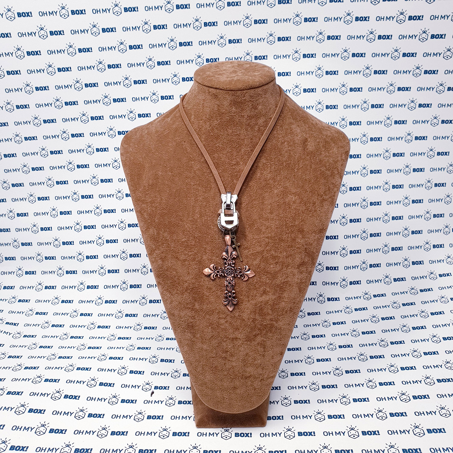 Long leather necklace with pendant